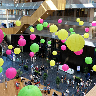 Lampionnen in Atrium VU - Amsterdam