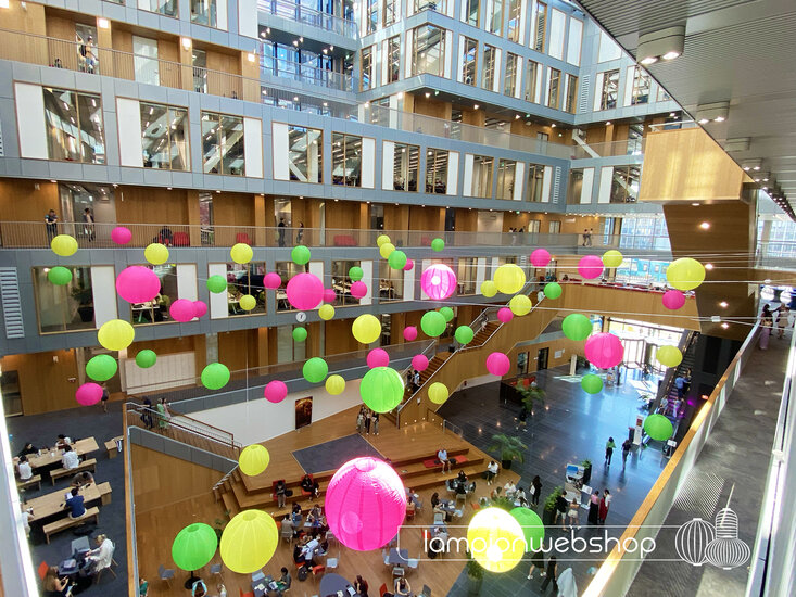 Lampionnen in Atrium VU - Amsterdam