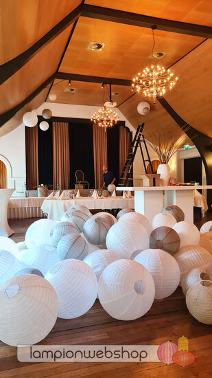 Was f&uuml;r eine gro&szlig;artige Metamorphose, von einer leeren Halle zu einer M&auml;rchenkulisse. Elfenbein und graue Lampions ergeben e