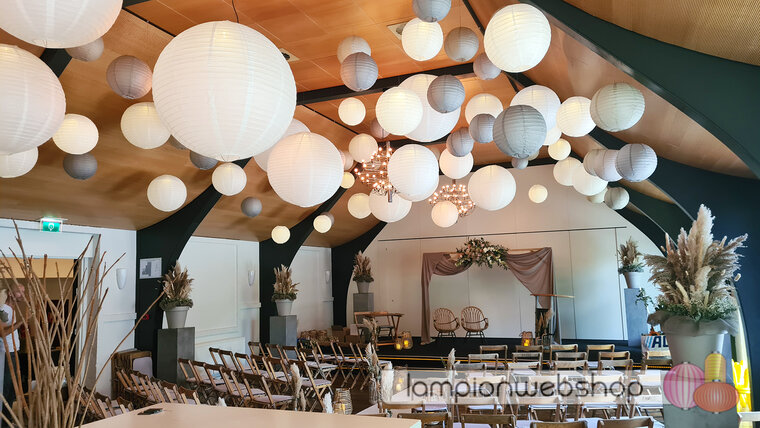 Was f&uuml;r eine gro&szlig;artige Metamorphose, von einer leeren Halle zu einer M&auml;rchenkulisse. Elfenbein und graue Lampions ergeben e