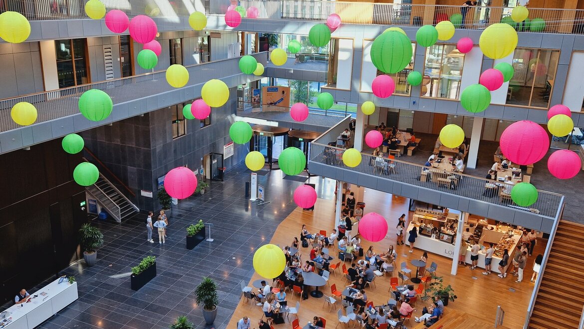 Lampionnen-in-Atrium-VU-Amsterdam