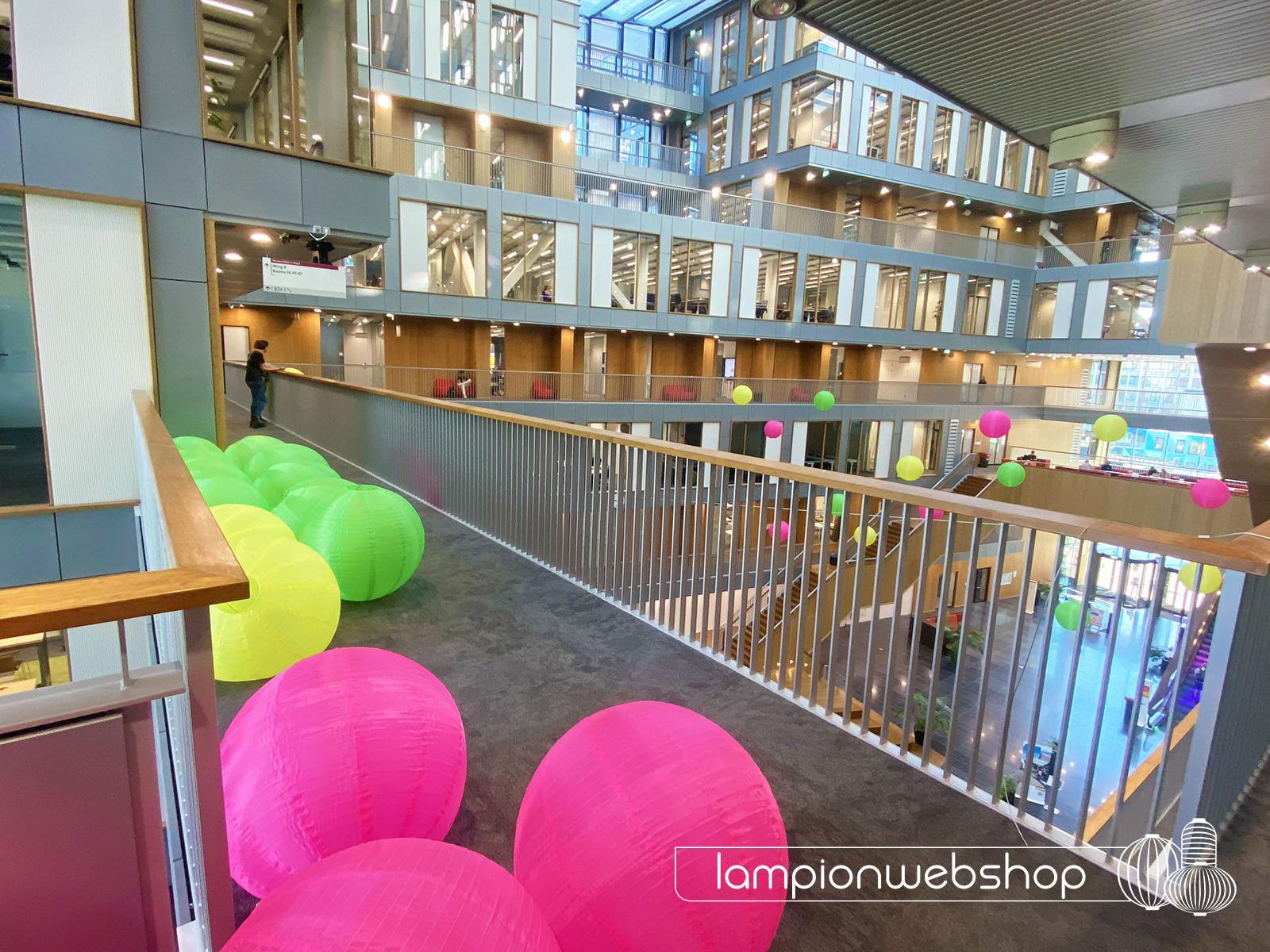 Lampionnen Atrium Vrije Universiteit Amsterdam