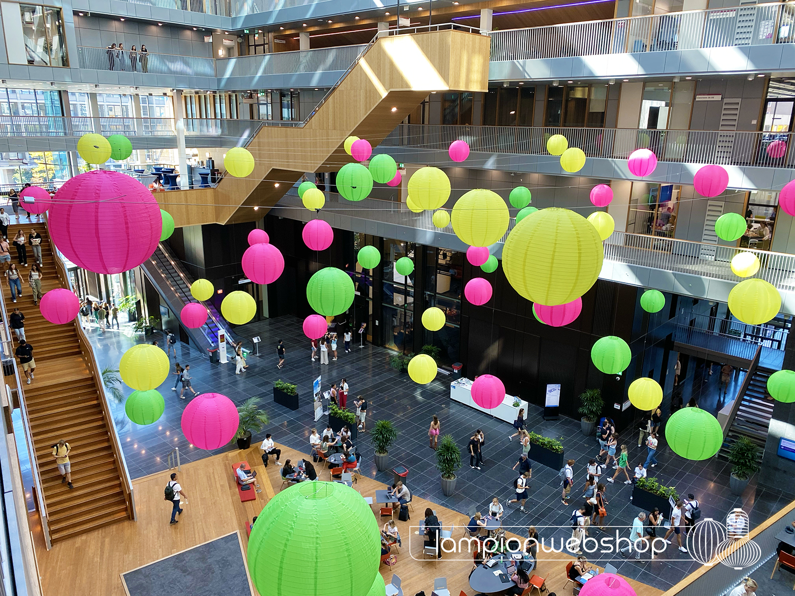 Lampionnen Atrium Vrije Universiteit Amsterdam