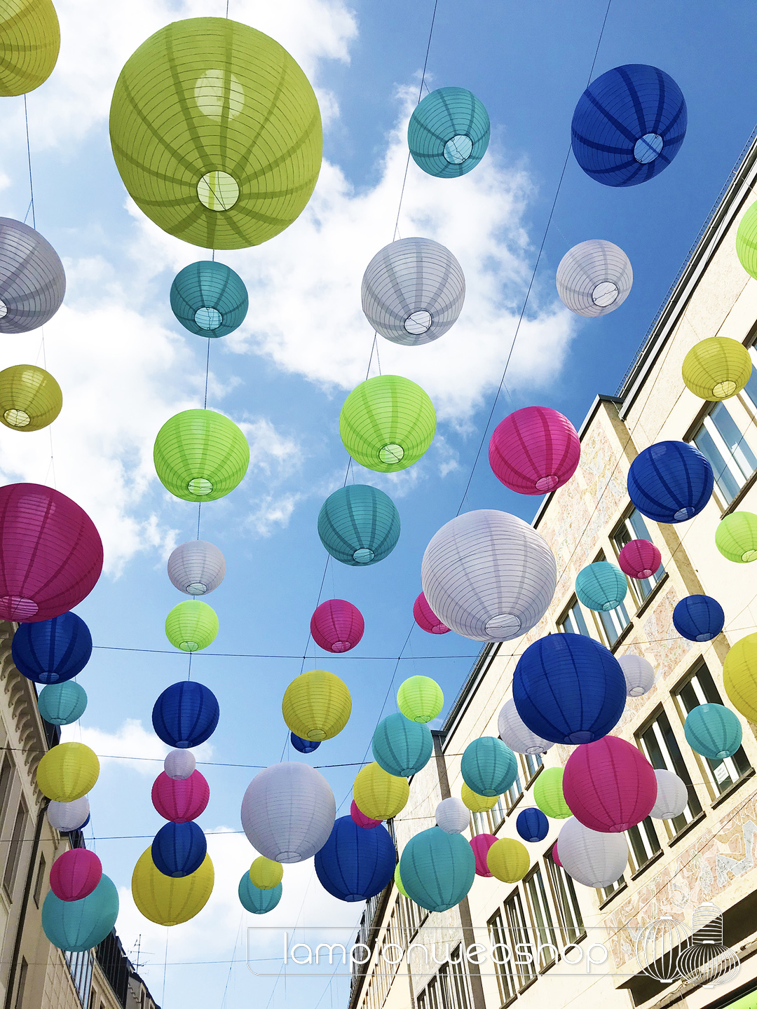 winkelstraat-nylon-lampionnen