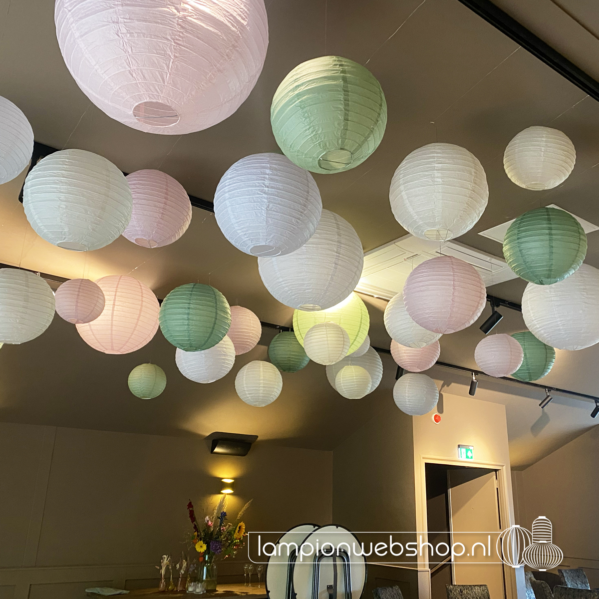 Pastelkleurige lampionnen - Bij de C te Bloemendaal