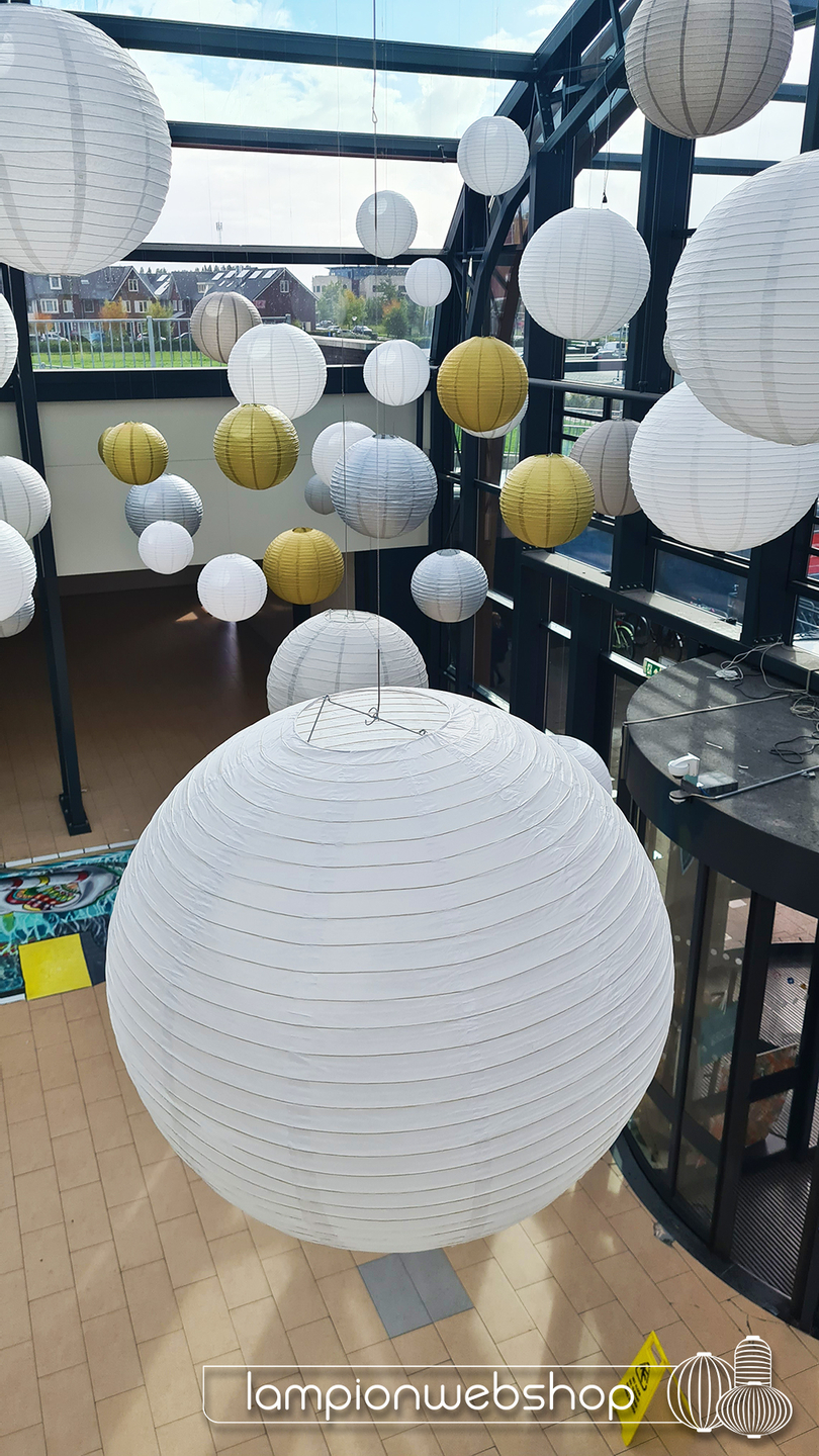 lampionnen in winkelcentrum broekerveiling