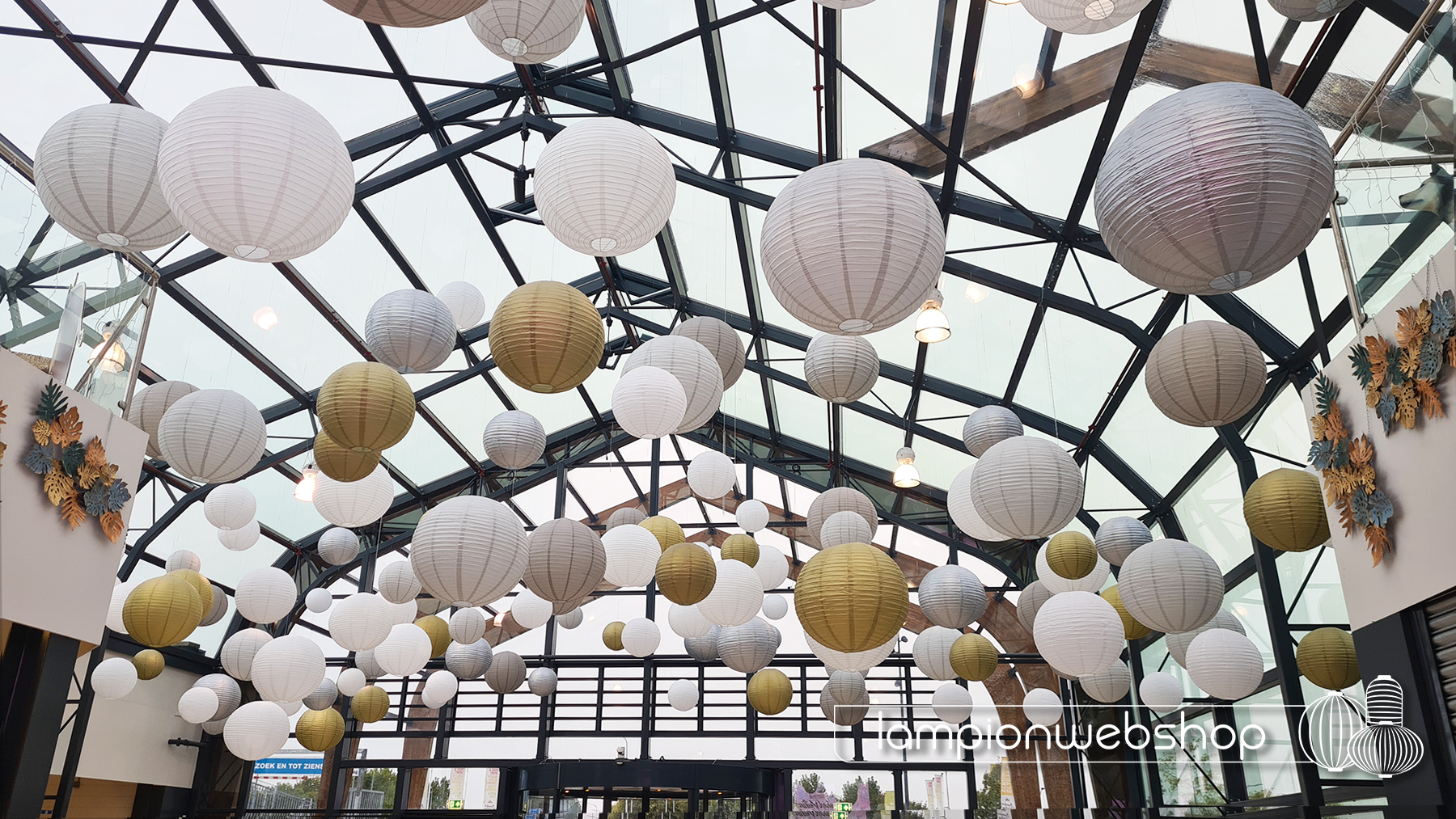 lampionnen in winkelcentrum broekerveiling