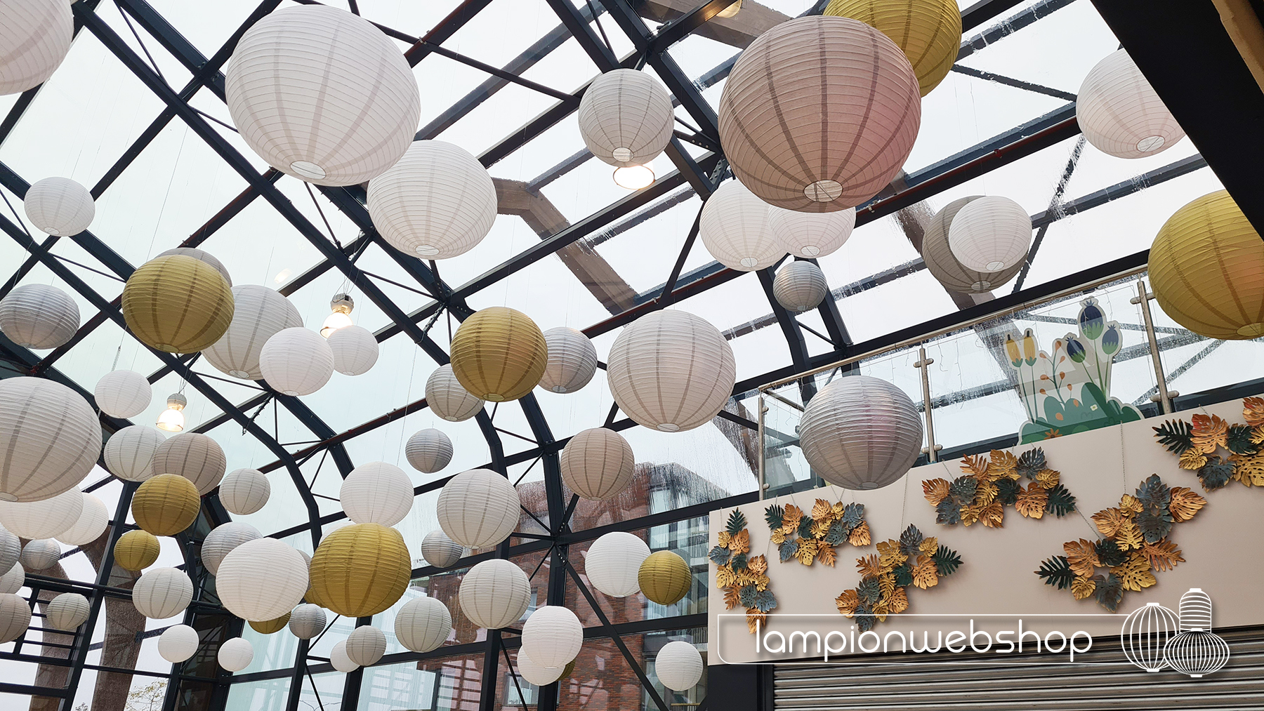 lampionnen in winkelcentrum broekerveiling