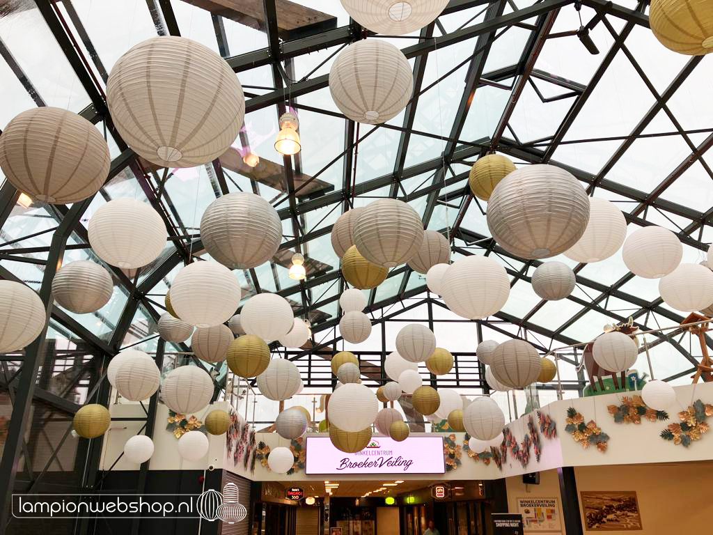 lampionnen in winkelcentrum broekerveiling