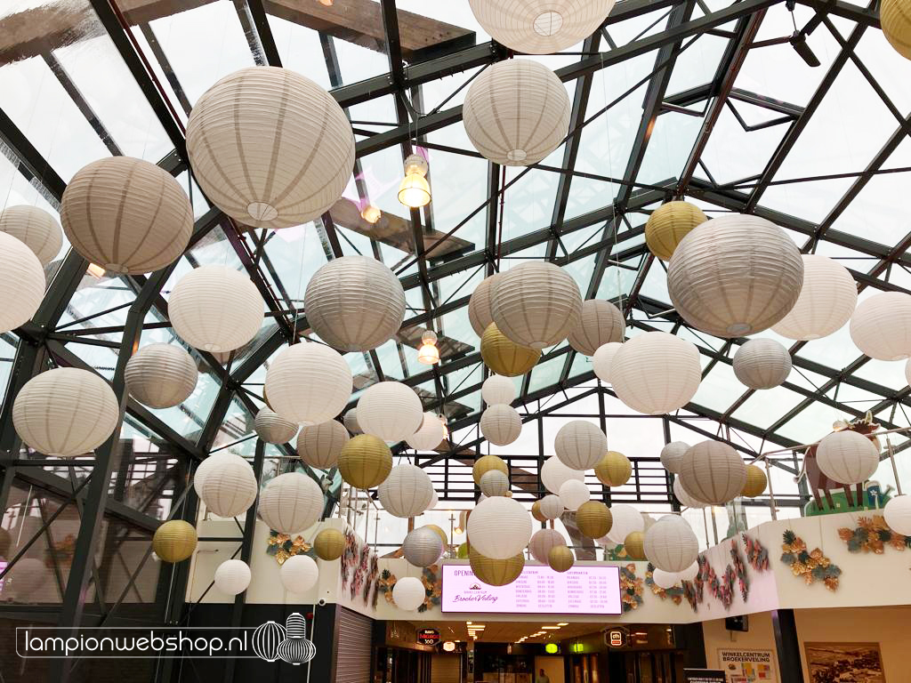 lampionnen in winkelcentrum broekerveiling