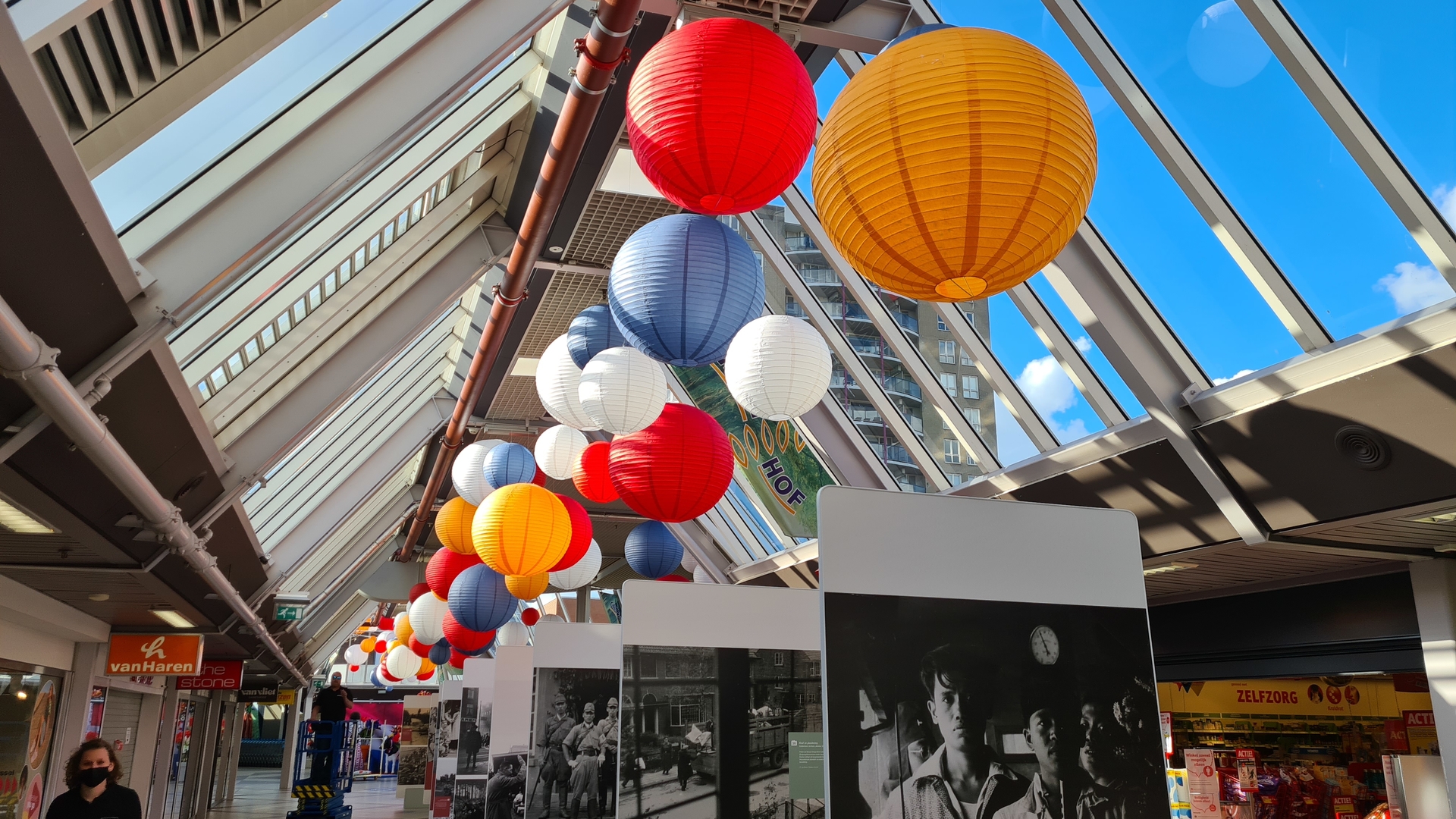 Papieren lampionnen winkelcentrum