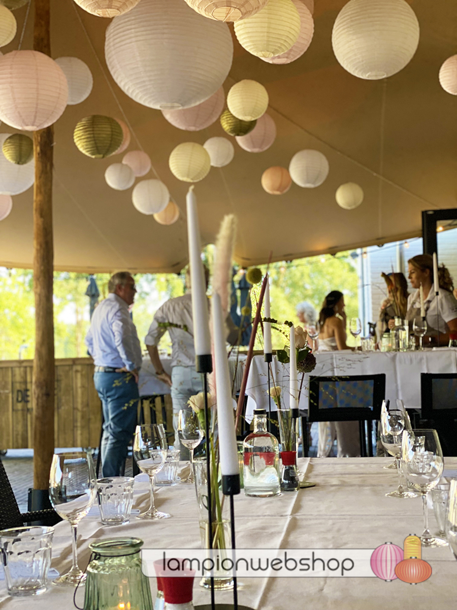 Lampionnen terras van De Hof in Renswoude