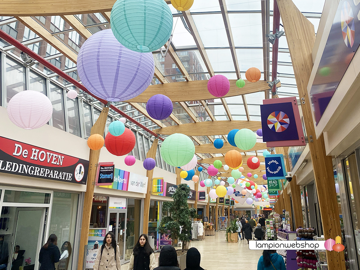 Lampionnen in de Hoven Passage- Delft