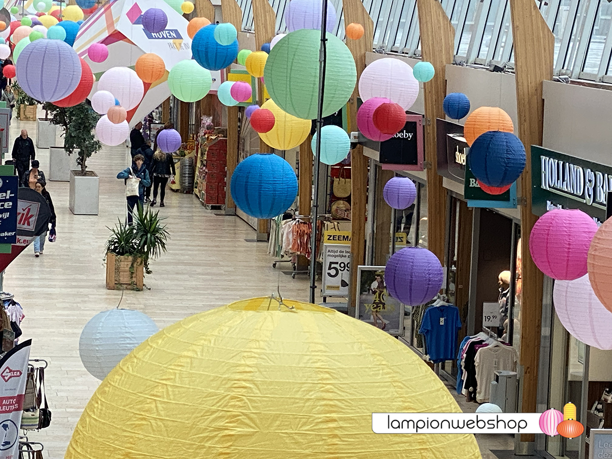 Lampionnen in de Hoven Passage- Delft