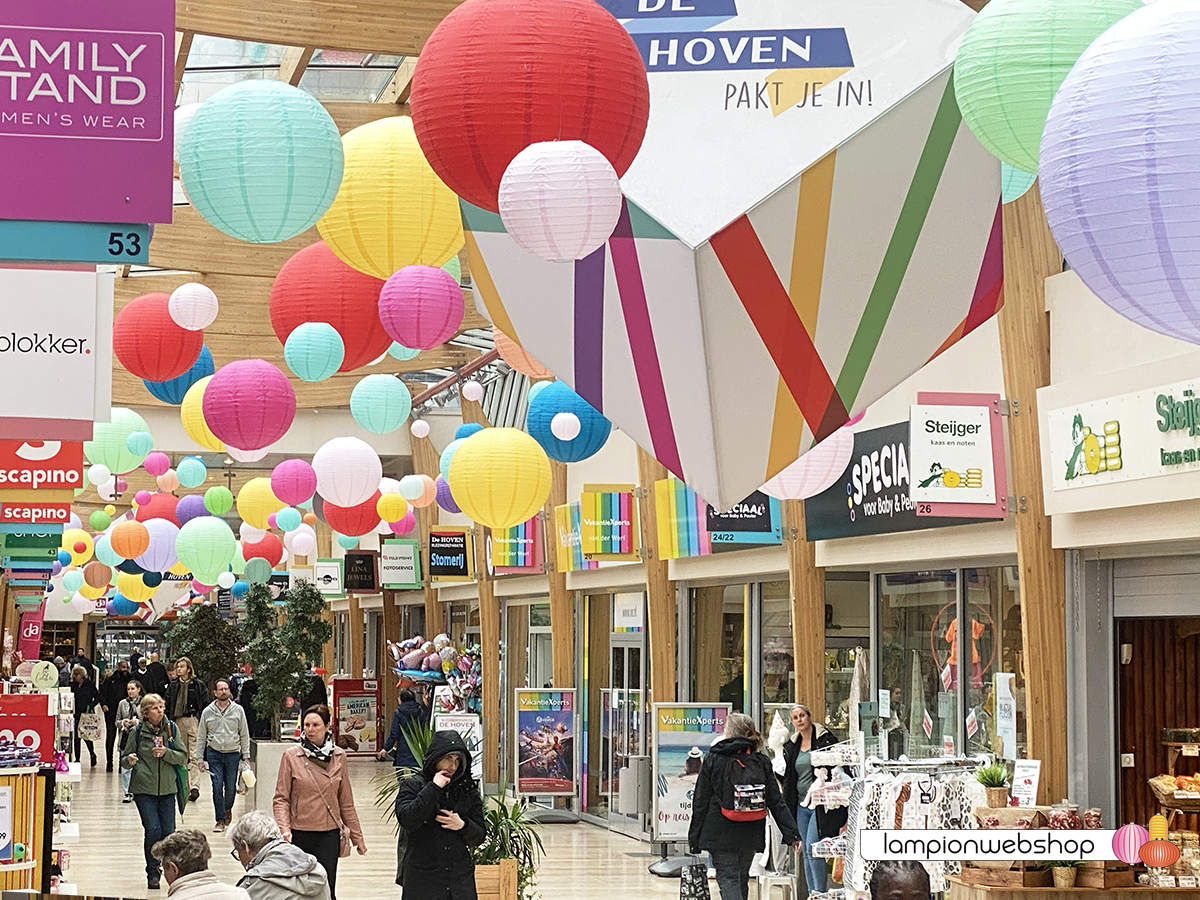 Lampionnen in de Hoven Passage- Delft