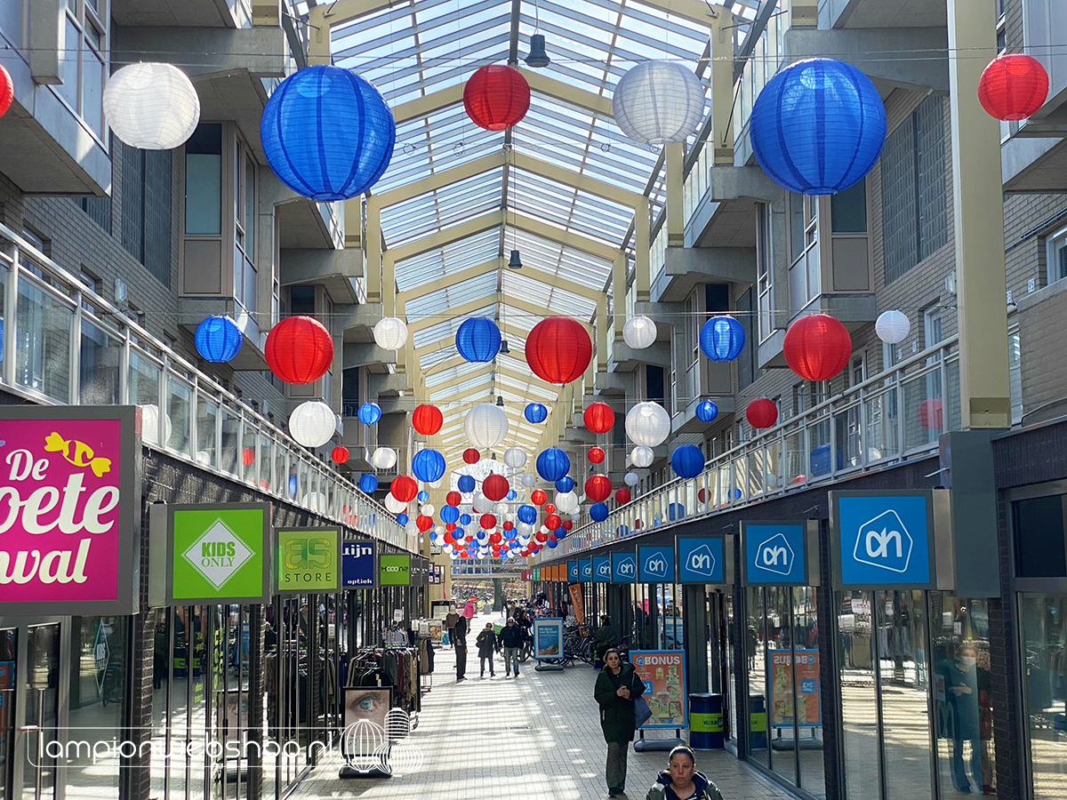 Lampionwebshop - Heerenhof - rode, witte, blauwe nylon lampionnen