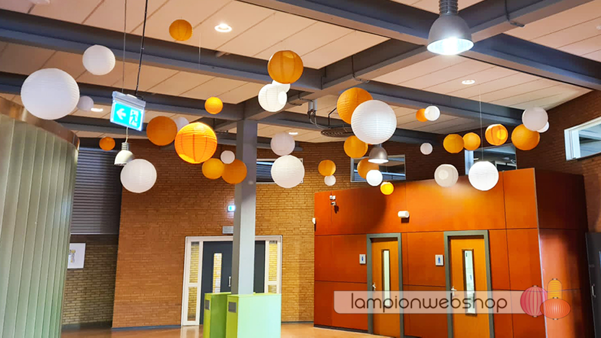 Witte en oranje lampionnen - LingeCollege in Tiel