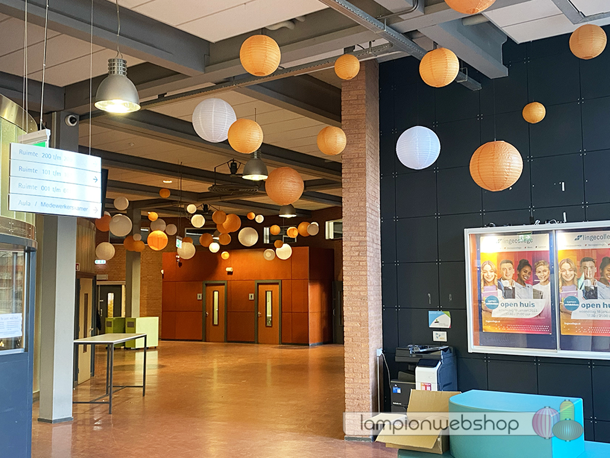 Witte en oranje lampionnen - LingeCollege in Tiel