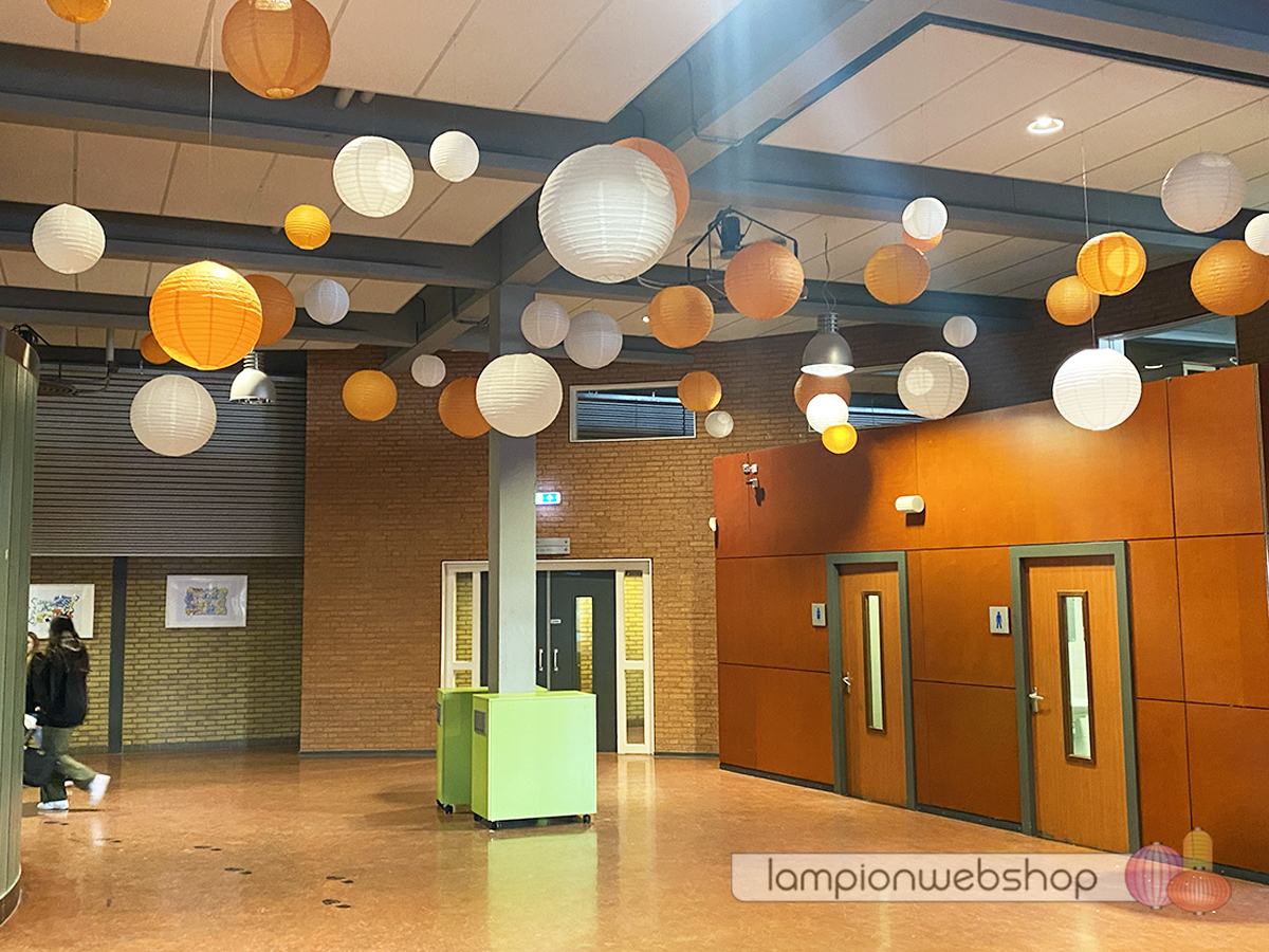 Witte en oranje lampionnen - LingeCollege in Tiel