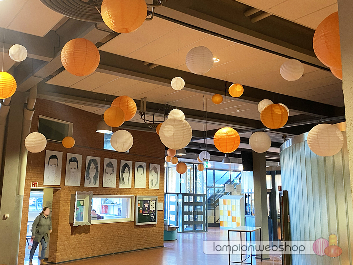 Witte en oranje lampionnen - LingeCollege in Tiel