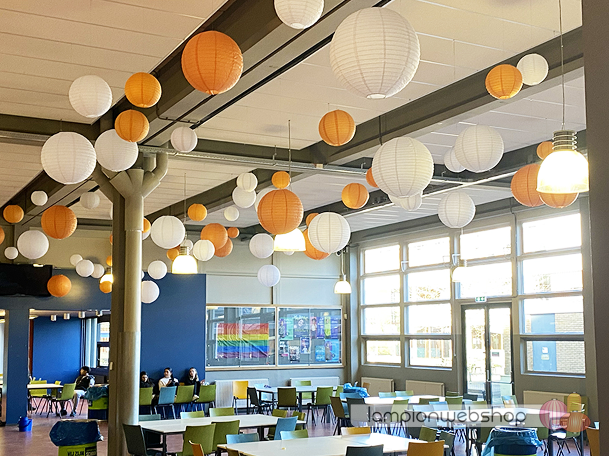 Witte en oranje lampionnen - LingeCollege in Tiel