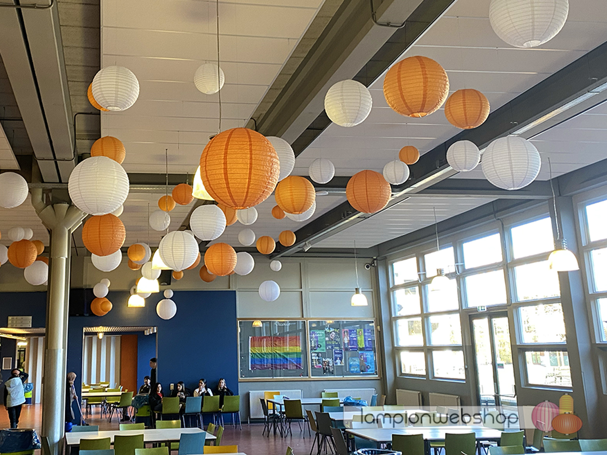 Witte en oranje lampionnen - LingeCollege in Tiel